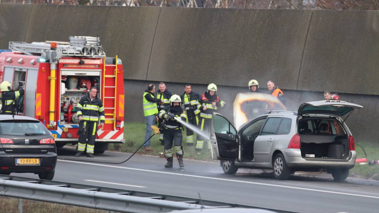 De brand was snel onder controle. (Foto: Danny van Schijndel)
