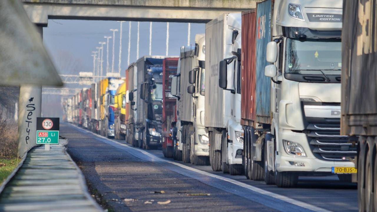 Er ontstond een lange file op de A58 tussen Tilburg en Eindhoven. (Foto: Toby de Kort/De Kort Media)