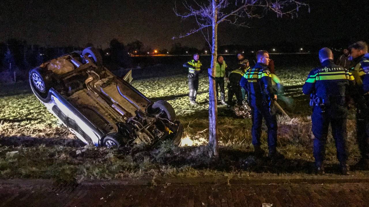 De auto sloeg over de kop. (Foto: Danny van Schijndel)