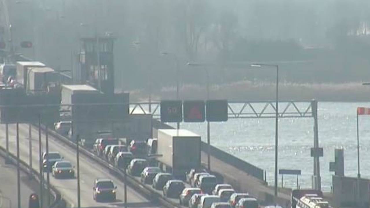 Vanwege het ongeluk ontstond een file. (Foto: VID/Twitter)