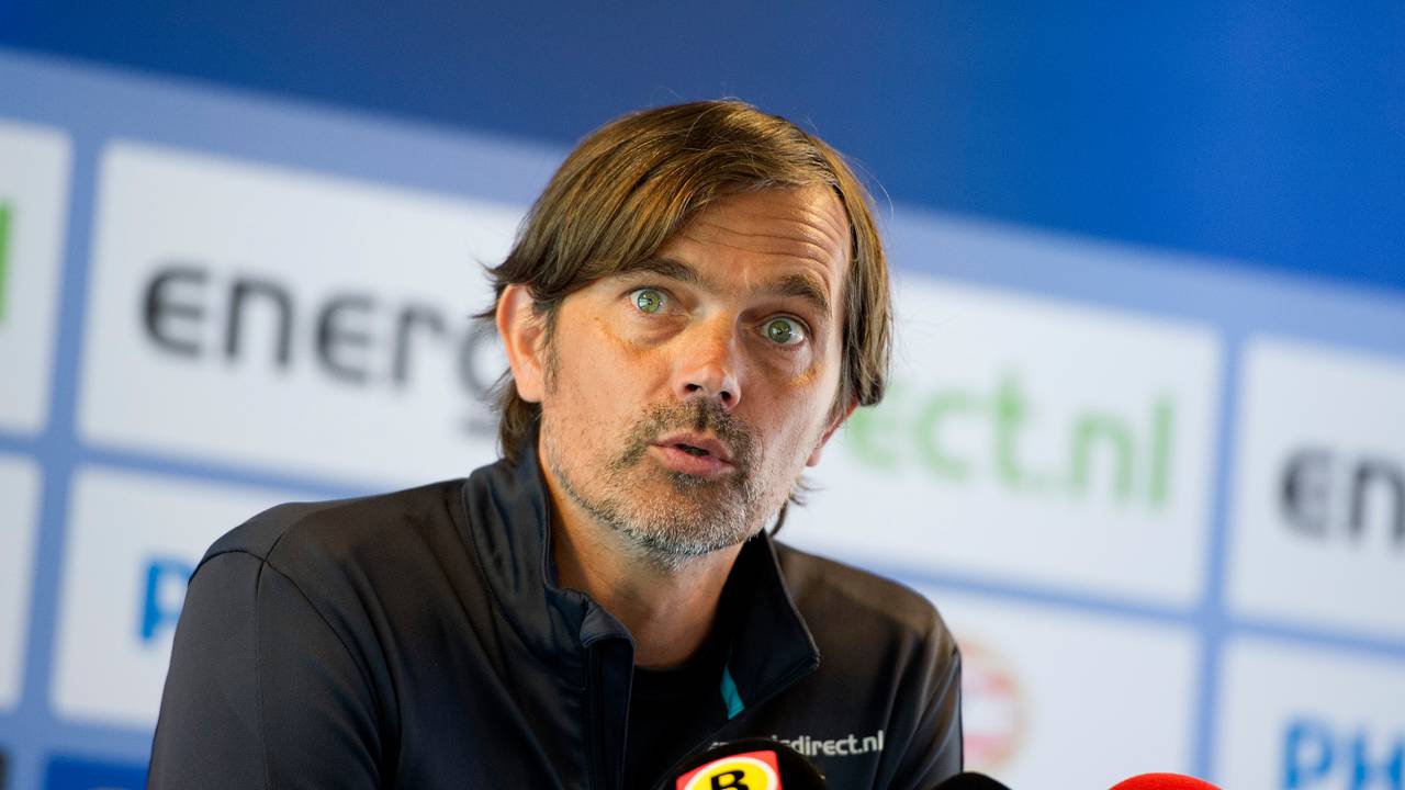 PSV-trainer Phillip Cocu tijdens de persconferentie. (Foto: VI Images)