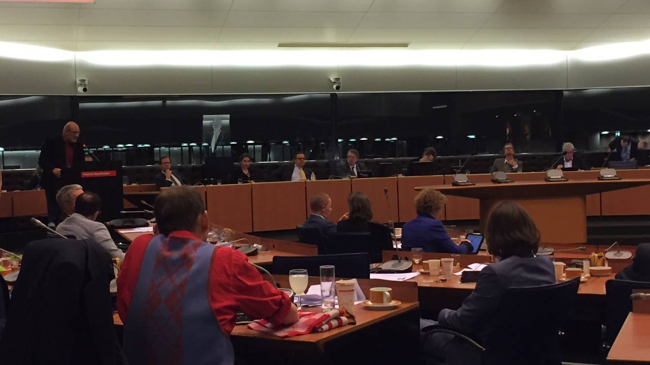 Nico Heijmans (helemaal links) en Johan van den Hout (derde van rechts) tijdens het debat. (Foto: Hans Janssen)