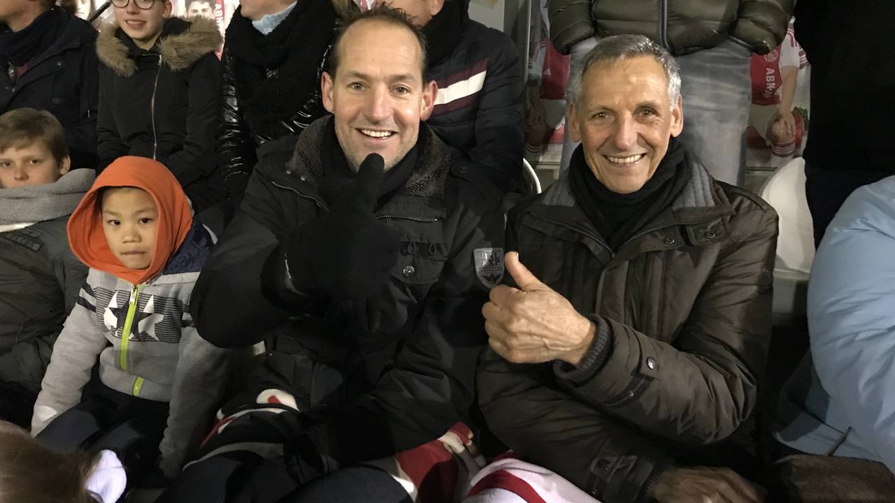 Vader Ronnie Nouwen en opa Theo van Dinter op de tribune. (Foto: Daisy Schalkens)