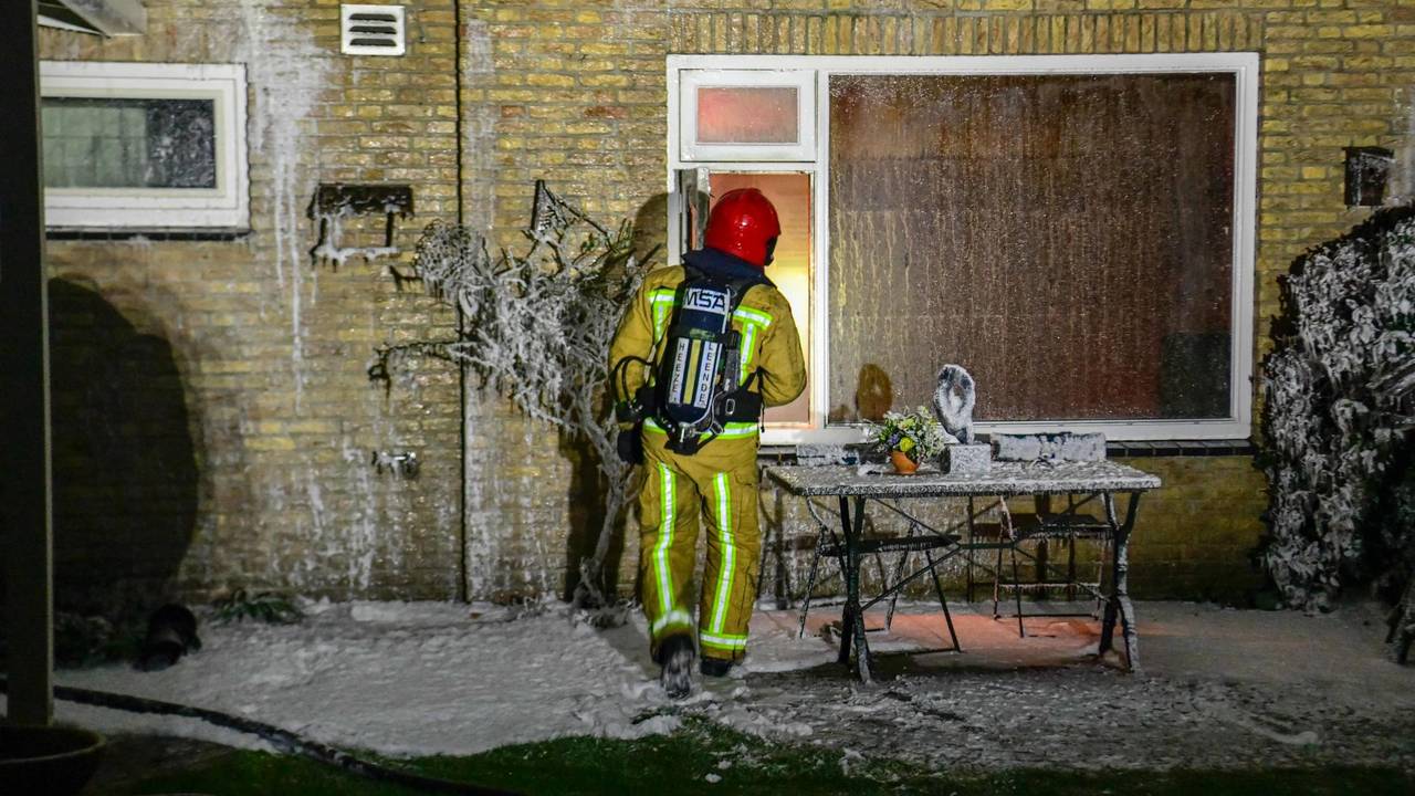 Er is veel schade aan de woning. (foto: Dave Hendriks/SQ Vision)
