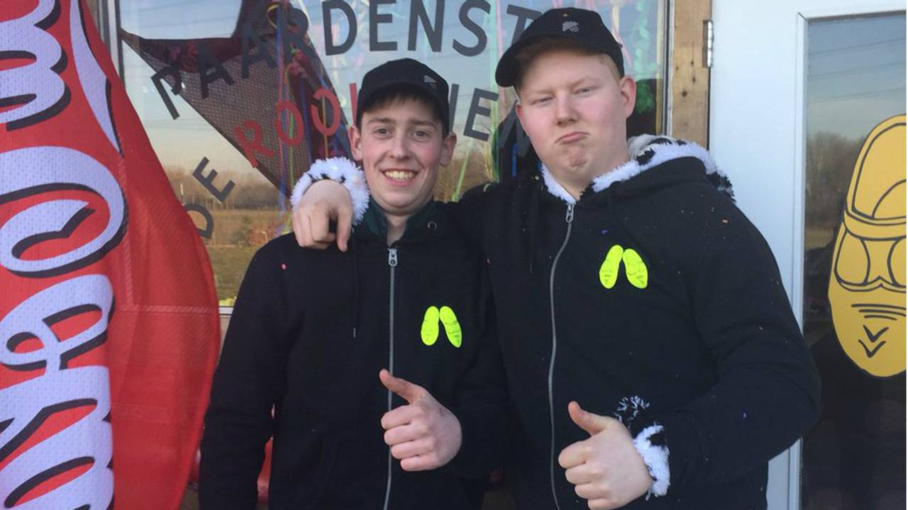Twee vrienden van vriendengroep De rooie hengst, Bart staat rechts.