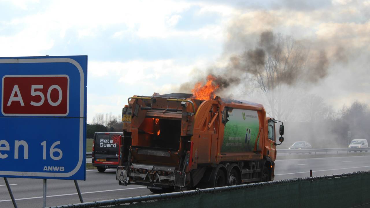 De brandende vrachtwagen (foto: AS Media).