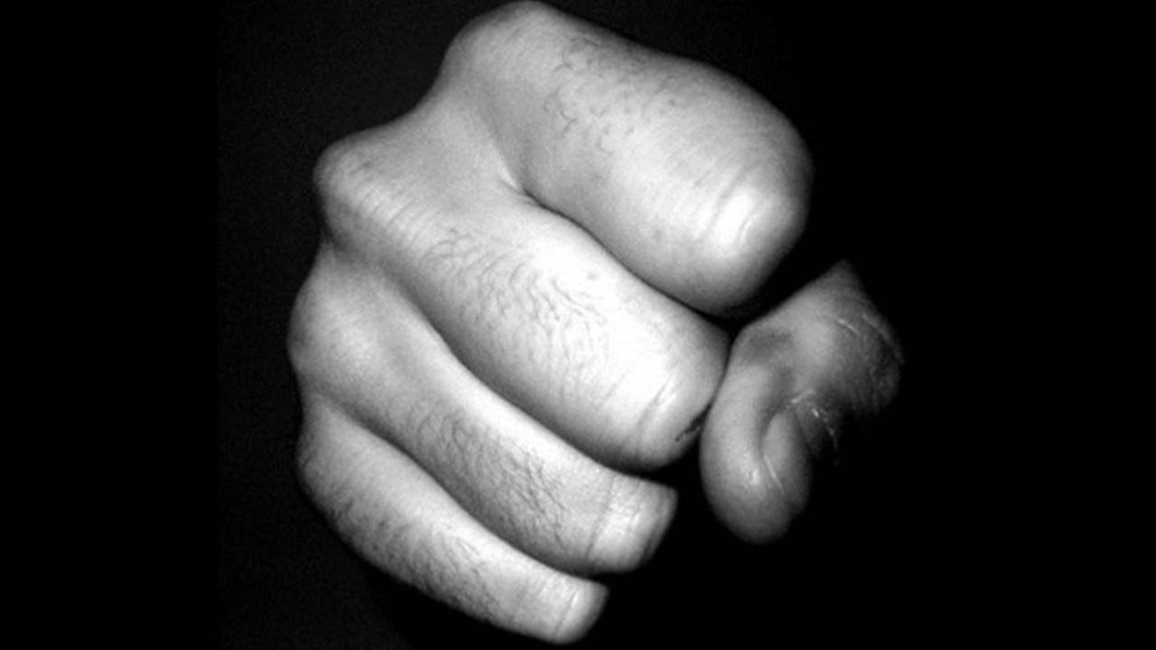 In Uden werd een man door een groep jongeren tegen de grond geslagen (foto: archief).