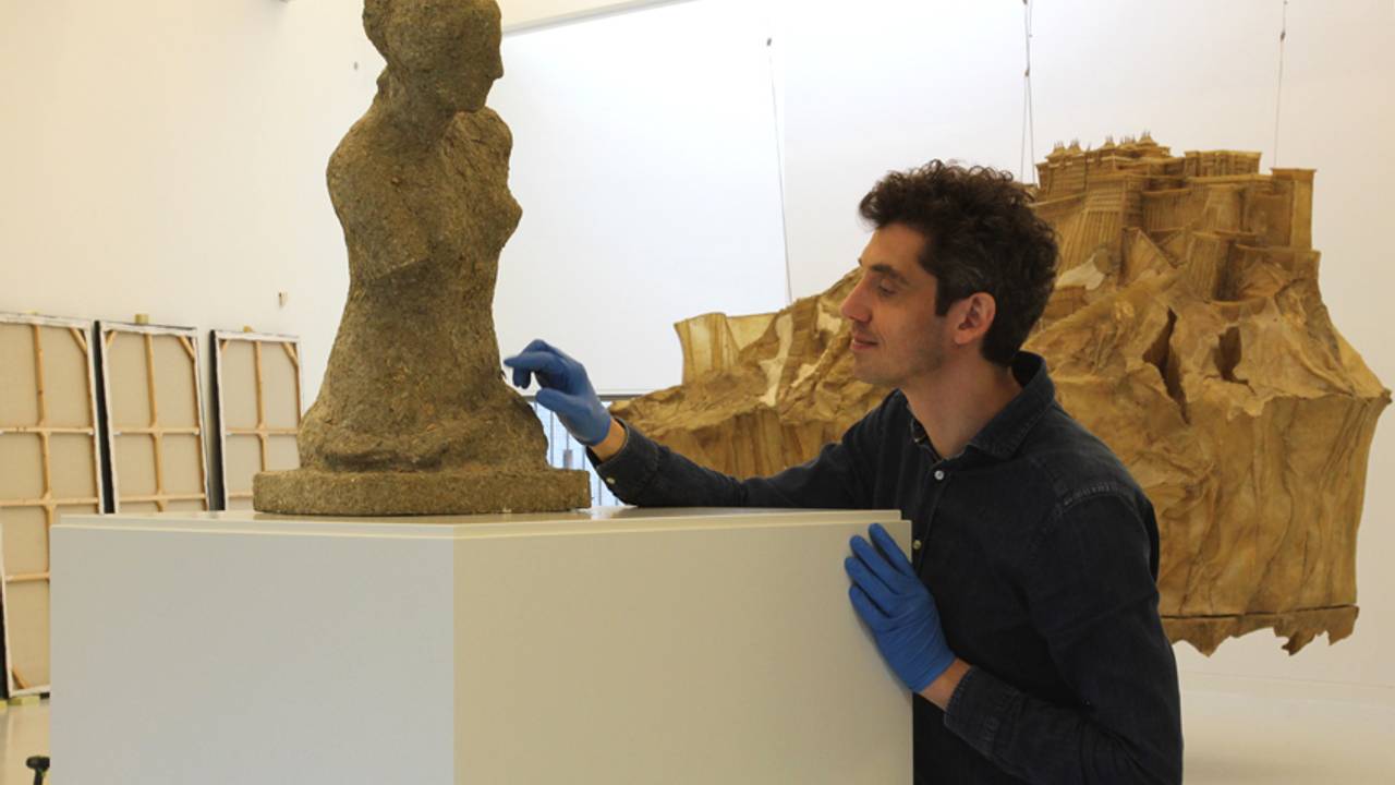 Conservator Hans November met de Venus van Milo. (Foto Adrie Broekman)