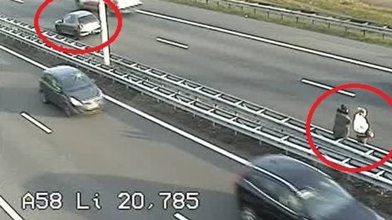 De auto stond stil op de linkerrijstrook. (Beeld: VID/Twitter)