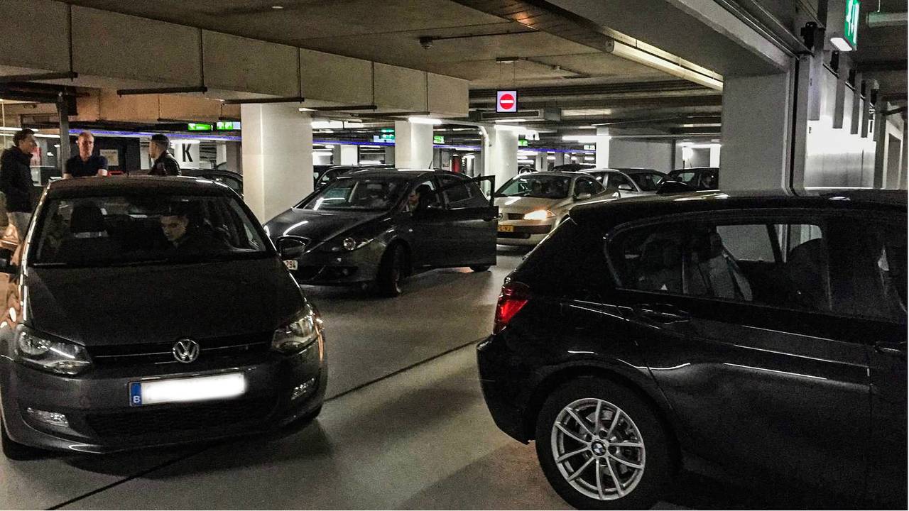 Automobilisten moesten veel geduld hebben in de parkeergarage. (Foto: Danny van Schijndel)
