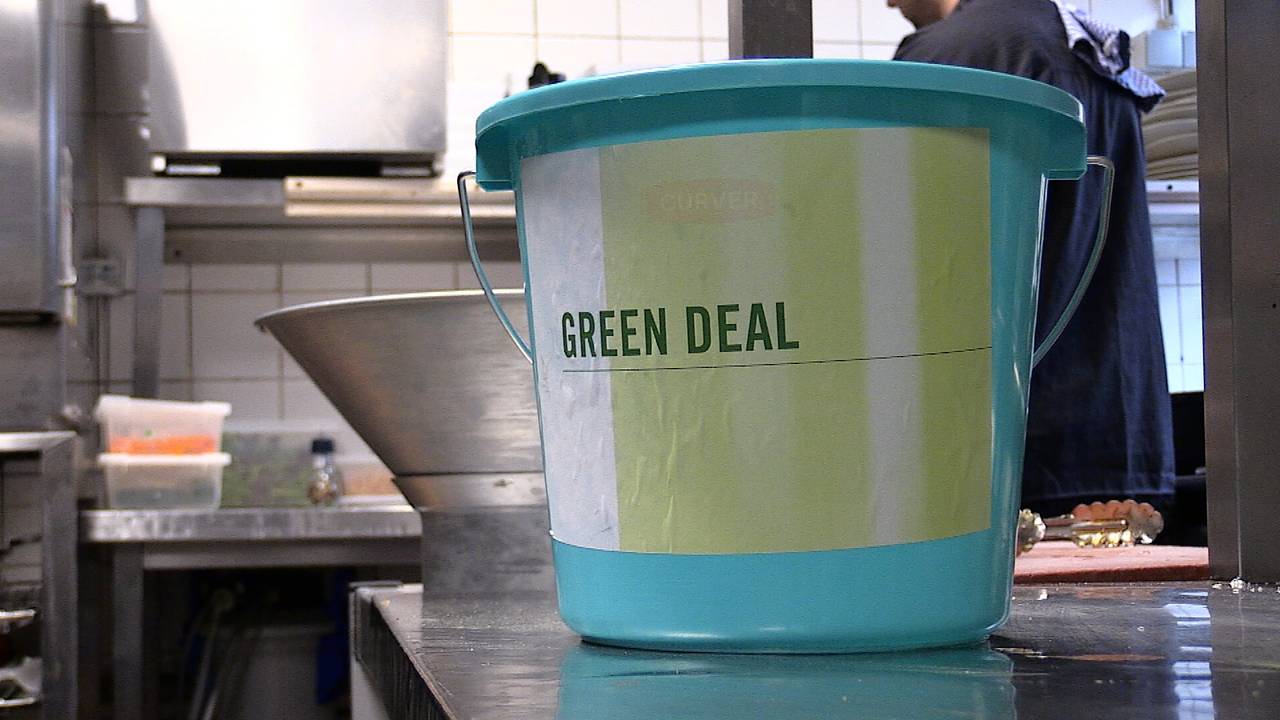 Een symbolisch emmertje om afval te verzamelen