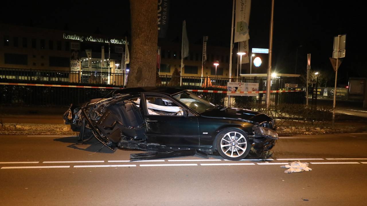 De man had gedronken, drie inzittenden raakten gewond. (Foto: Erik Haverhals)
