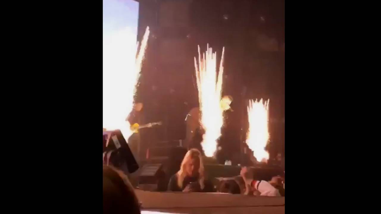 Gers Pardoel werd vol geraakt door het vuurwerk. (Beeld: Twitter/@AmienaFalki)