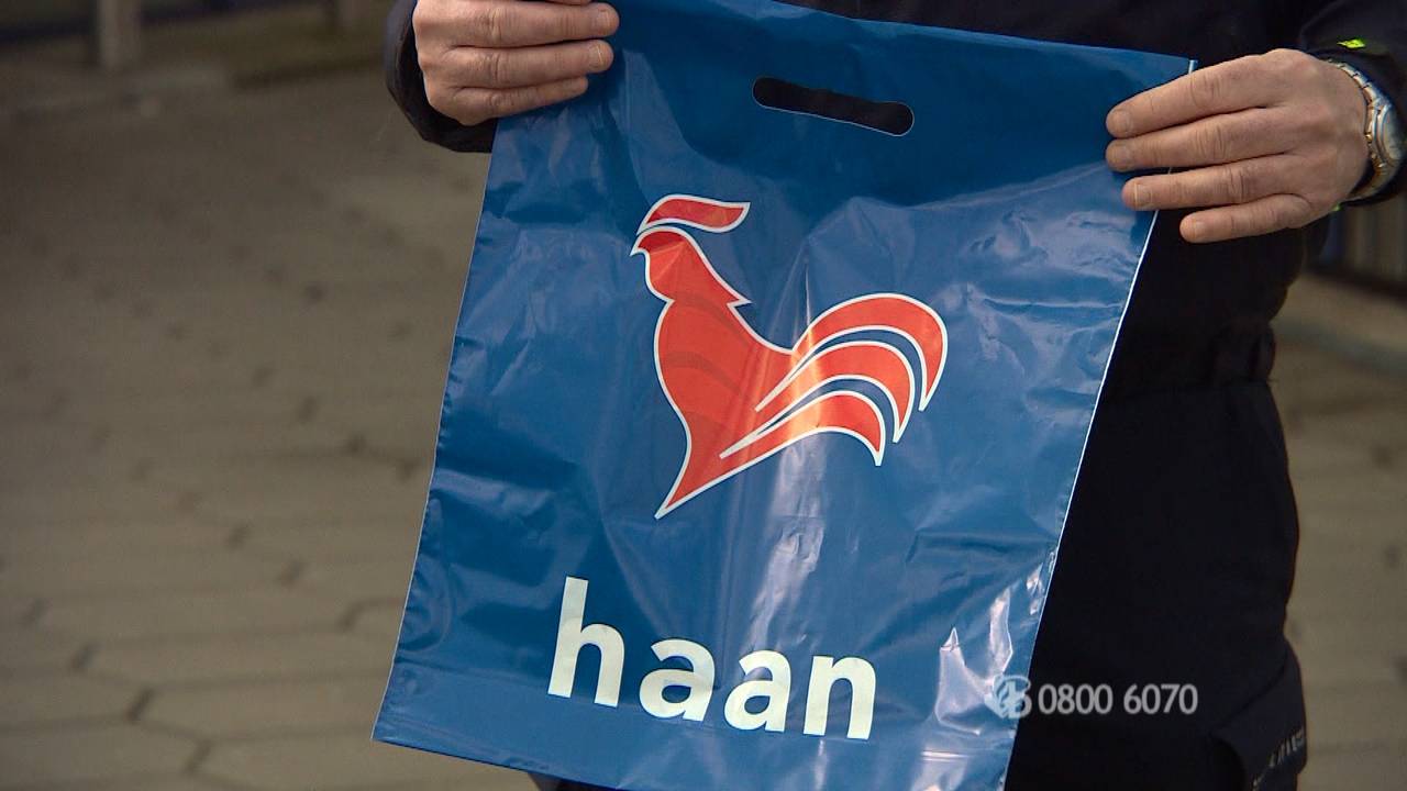 De dader nam zijn buit mee in een tas van het tankstation. (Foto: Bureau Brabant)