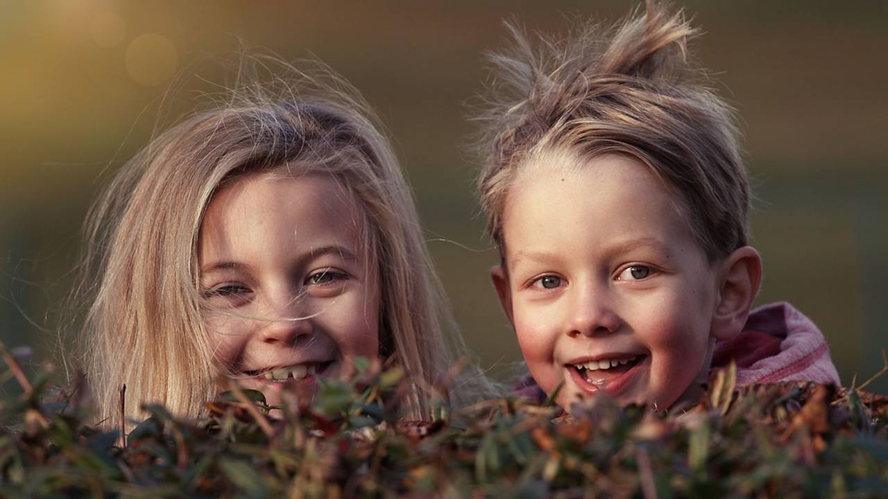 Spelende kinderen in een tuin. Foto: Pixabay.