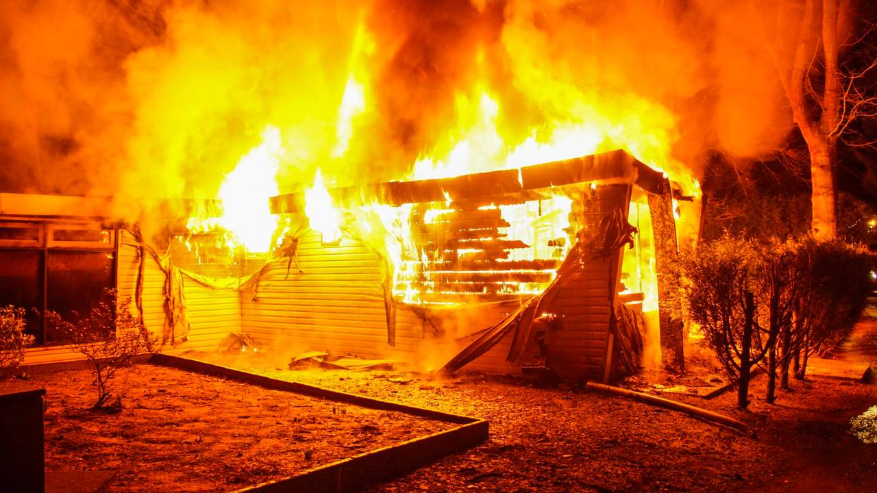 De chalet brandde volledig af. (Foto: SQ Vision Mediaprodukties)