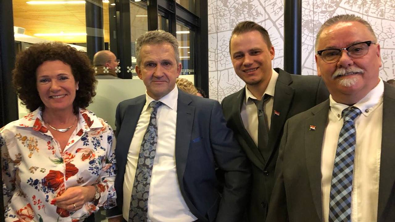 Blije gezichten bij de PVV in Ruchen. (Foto: Jan Waalen)
