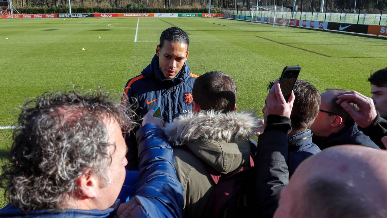 Virgil van Dijk staat de pers te woord in Zeist (foto: VI Images).