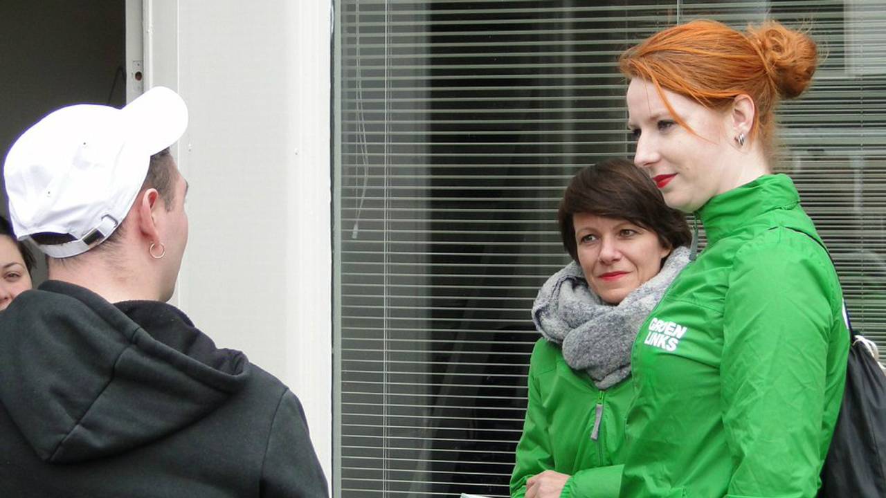 Loes Petersen (rechts) tijdens de campagne. (Foto: GroenLinks Uden)
