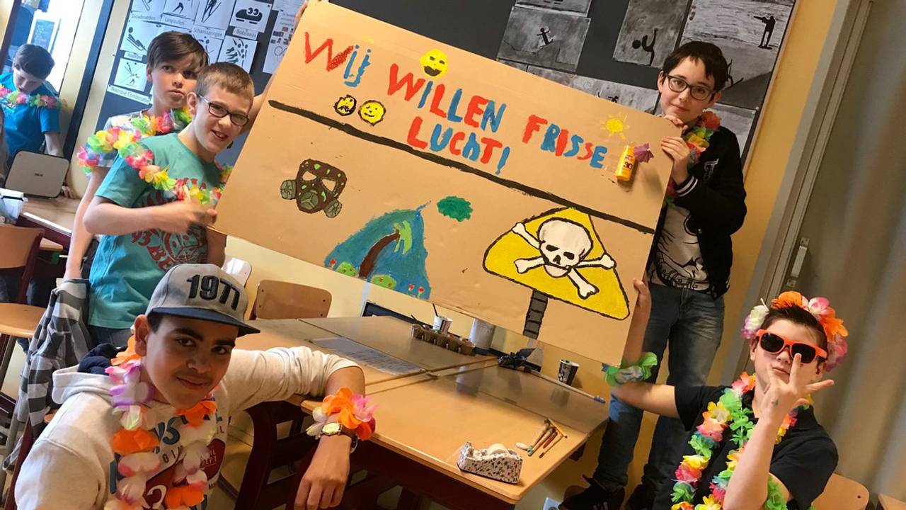 Leerlingen met hun actiebord. (foto: Hannelore Struijs)