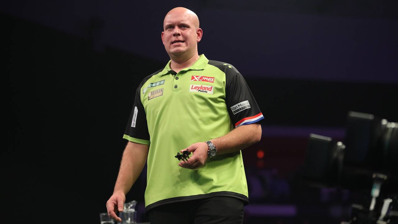 Michael van Gerwen onderuit in de Euro Tour. (foto: PDC/Lawrence Lustig)