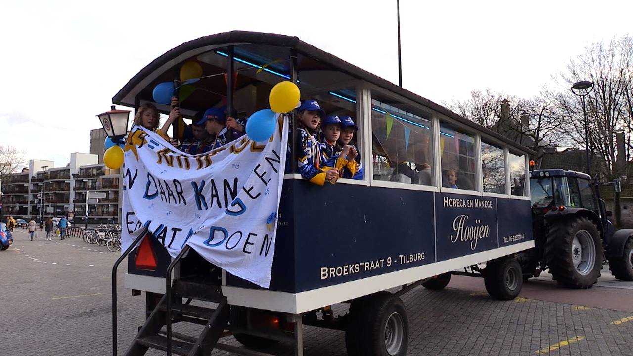 De kampioenen trokken op een kar door Tilburg. (Foto: Raymond Merkx)