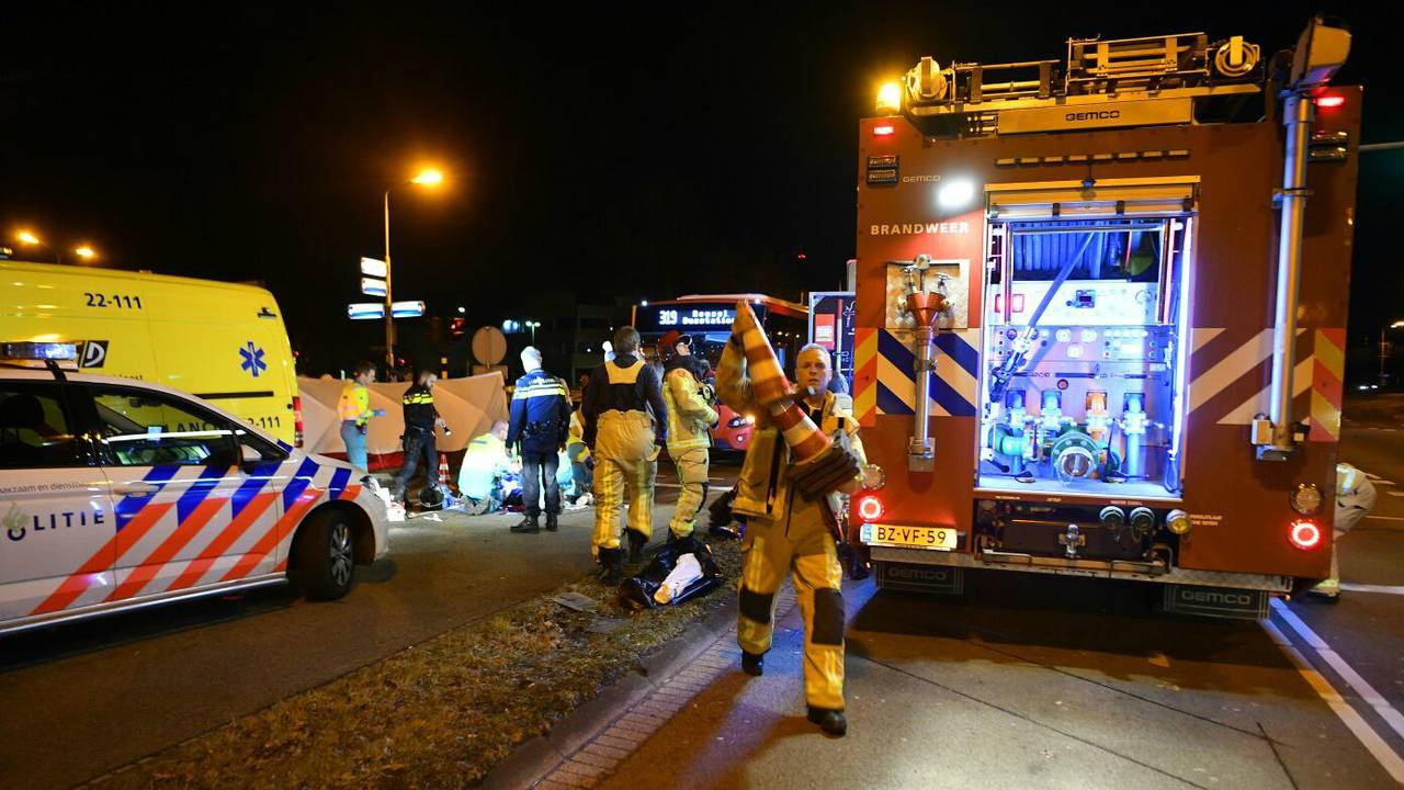Op de Kempenbaan in Veldhoven is zondagavond iemand aangereden door een bus.  (Foto: SQ Vision)
