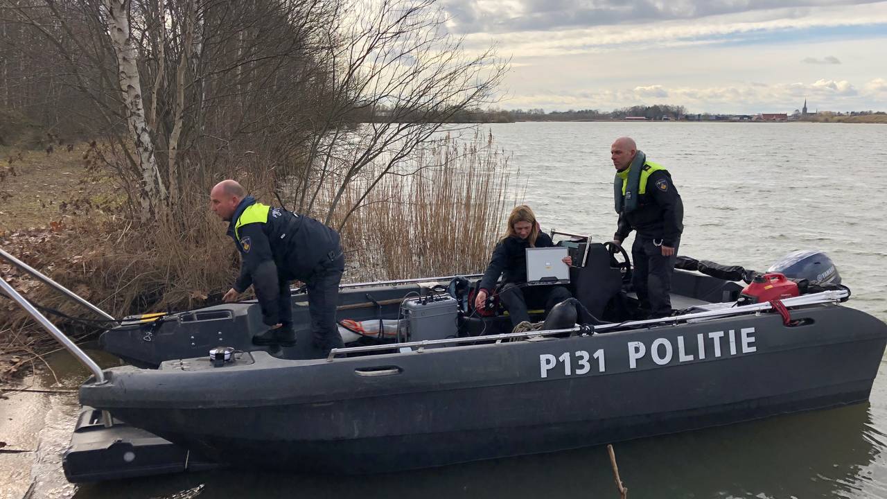 De eerdere zoektocht op het water in Liessel (Archieffoto: René van Hoof)