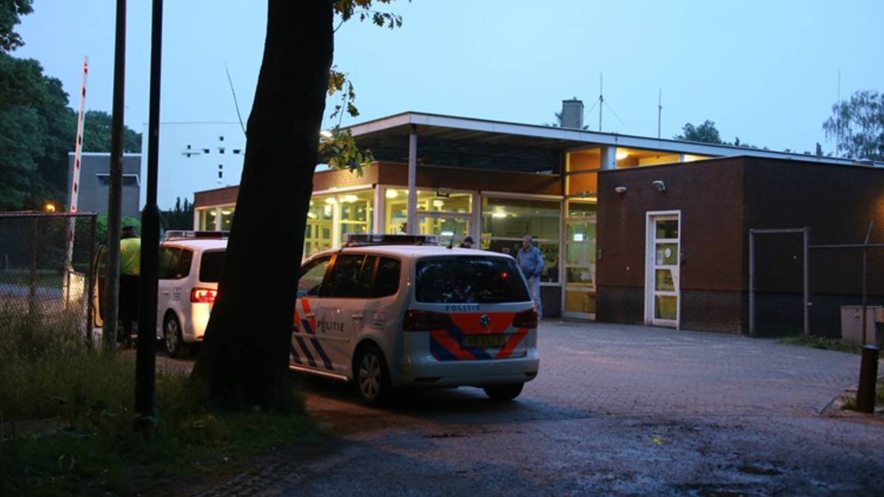 Politie bij het azc in Overloon. (Foto: AS Media)