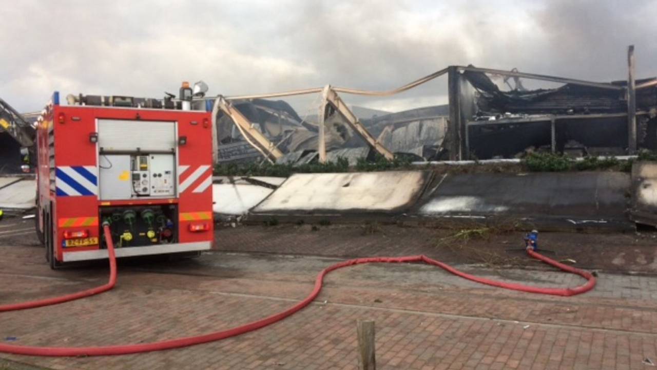 De brand verwoestte het bedrijf totaal. (Foto: Veiligheidsregio Midden- en West-Brabant)