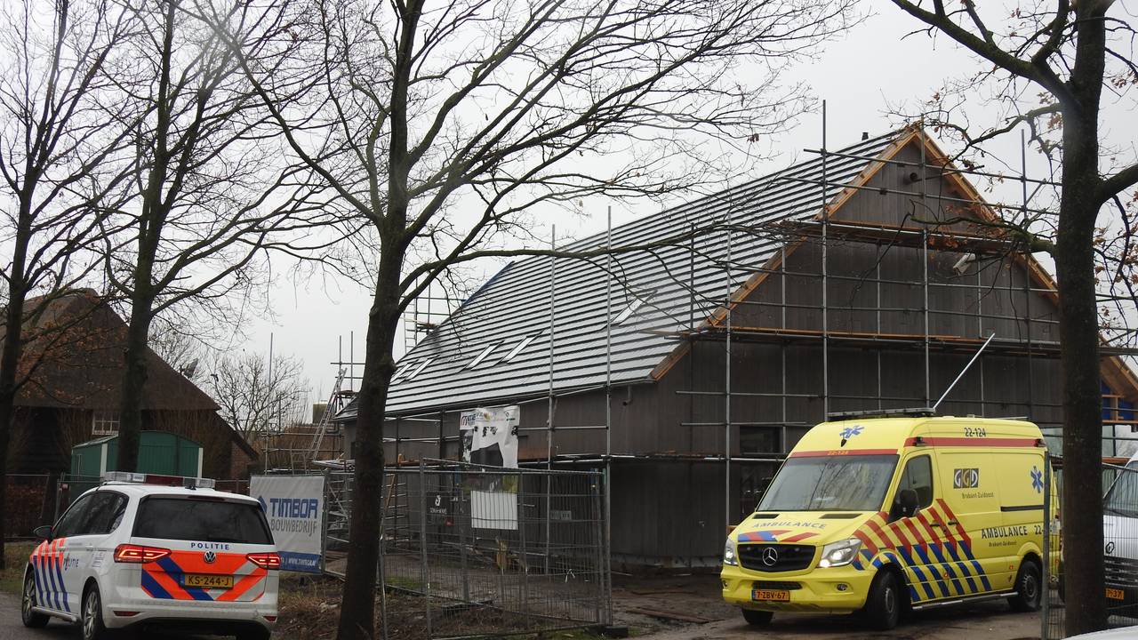 De bouwvakker is met spoed naar het ziekenhuis gebracht. (Foto: Danny Schijndel)