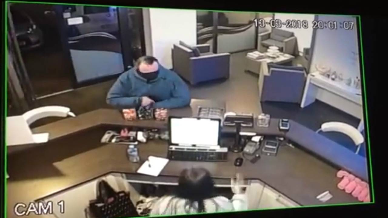 De man staat duidelijk op de bewakingsbeelden.