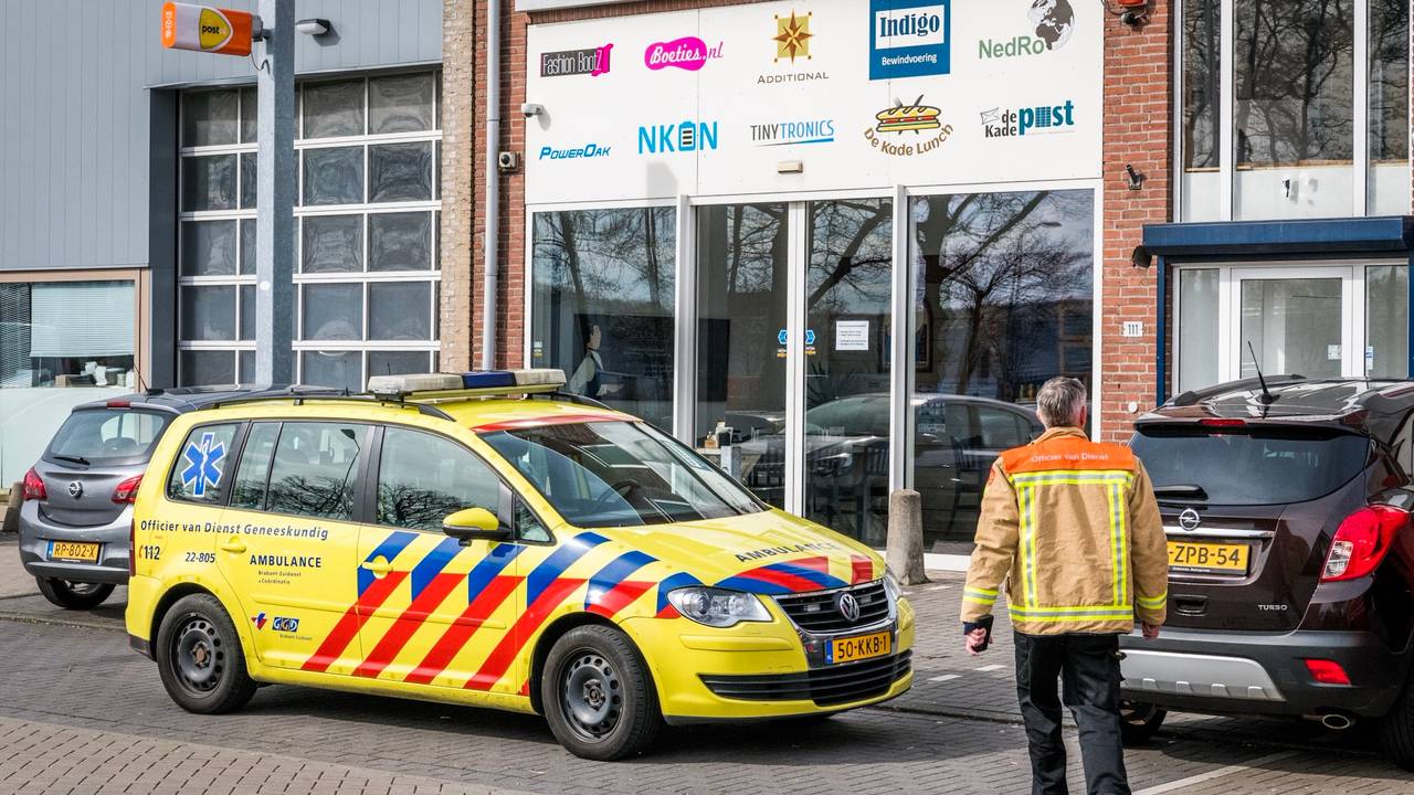 Het pakketje wordt onderzocht (foto: Sem van Rijssel/SQ Vision Mediaprodukties)