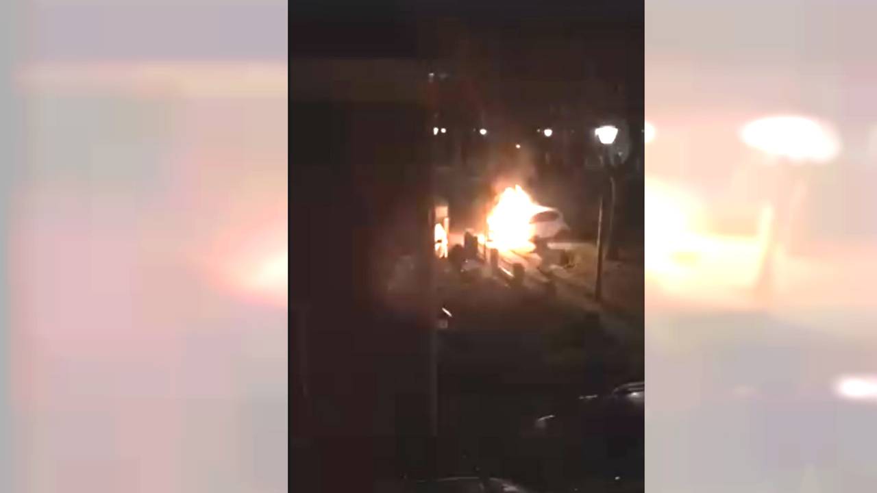 De man werd gefilmd toen hij de auto in brand stak.