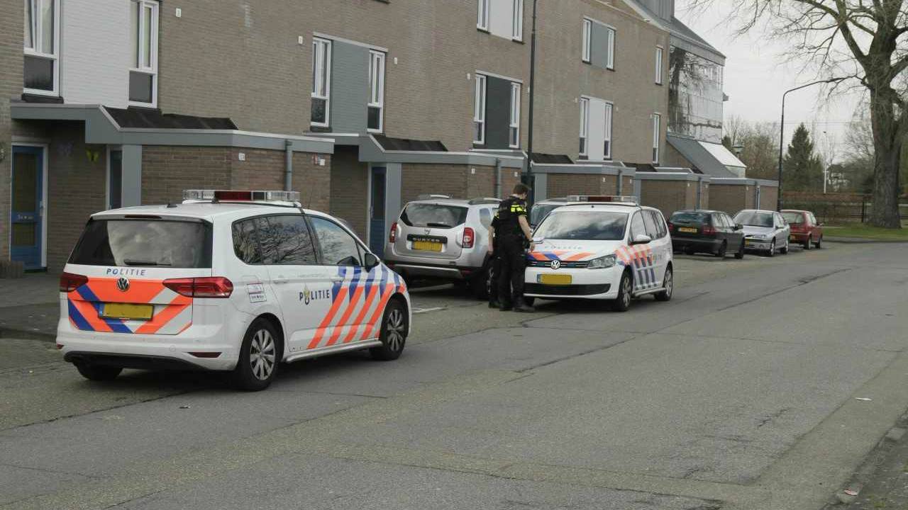 De woning ligt aan de Spoorstraat (foto: Pim Verkoelen).