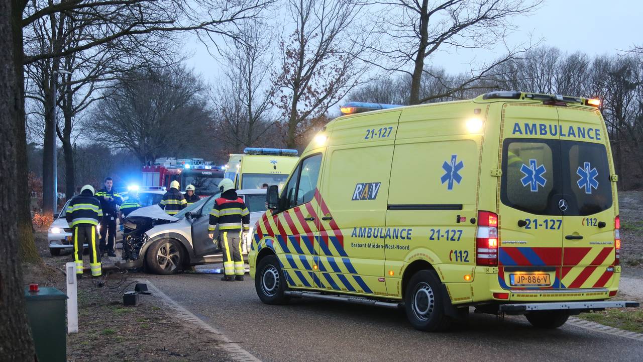 Gewonde na botsing tegen boom in Uden. (Foto: Marco van den Broek/SQ Vision Mediaprodukties)