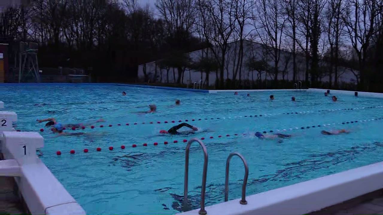 Het water is lekker warm, de kachel is aangezet om eerder open te kunnen