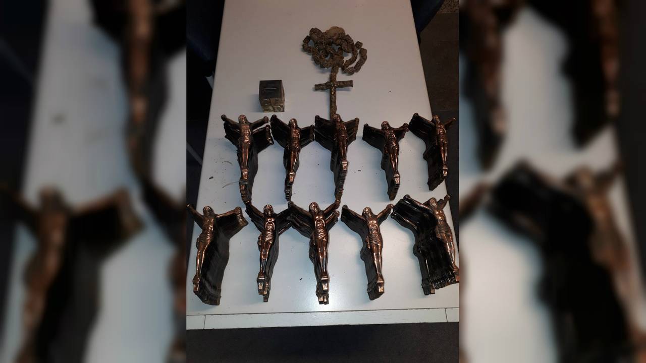 De gevonden metalen kruisbeelden. (Foto: Politie Deurne)