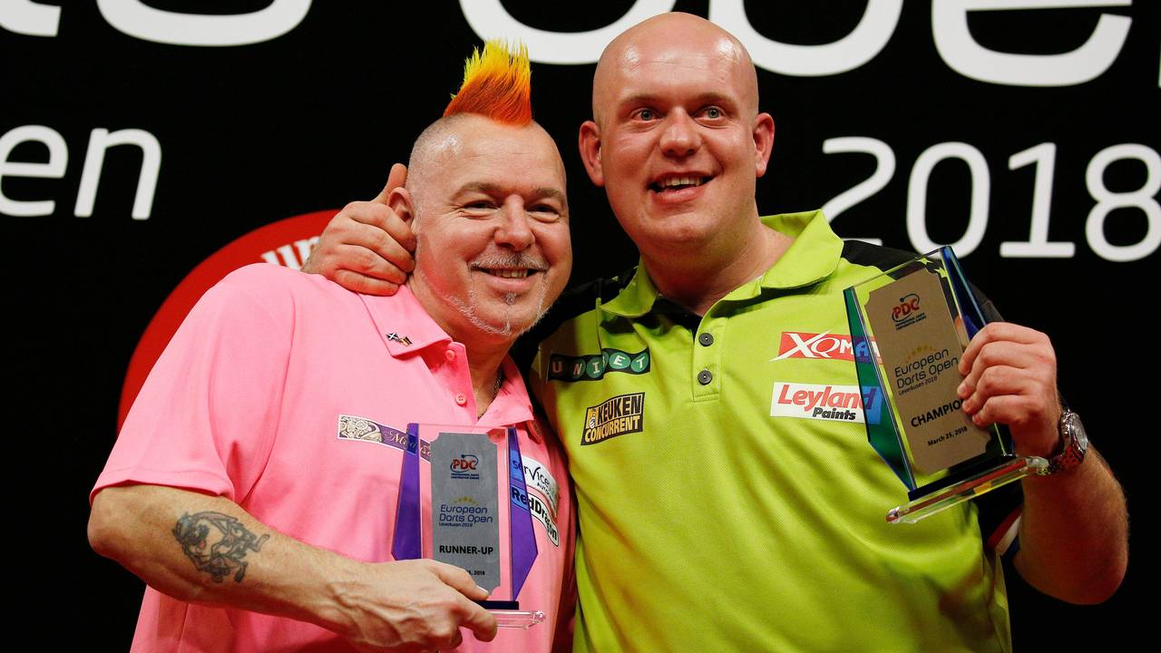 Winnaar Michael van Gerwen en runner-up Peter Wright na de finale van de German Darts Grand Prix (foto: VI Images).
