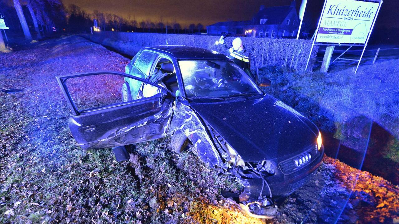 De auto raakte flink beschadigd. (Foto: Rico Vogels/SQ Vision)