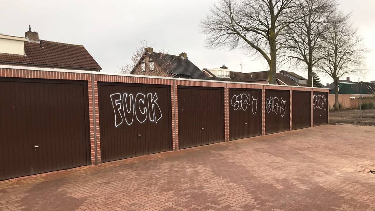 Graffiti op garagedeuren in Sprundel. (Foto: BOA Sprundel/Schijf/Twitter)