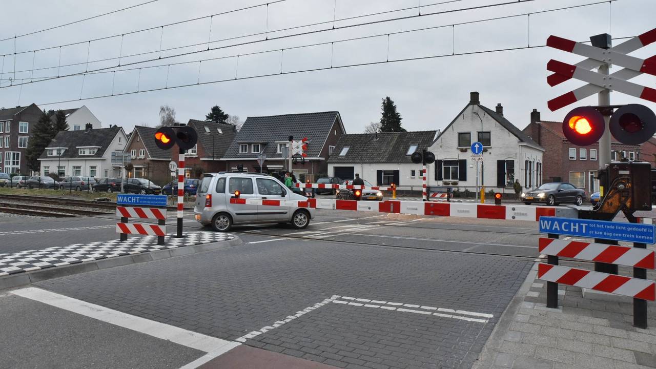 Een auto steekt alsnog de spoorwegovergang over. (Foto: Toby de Kort/De Kort Media)