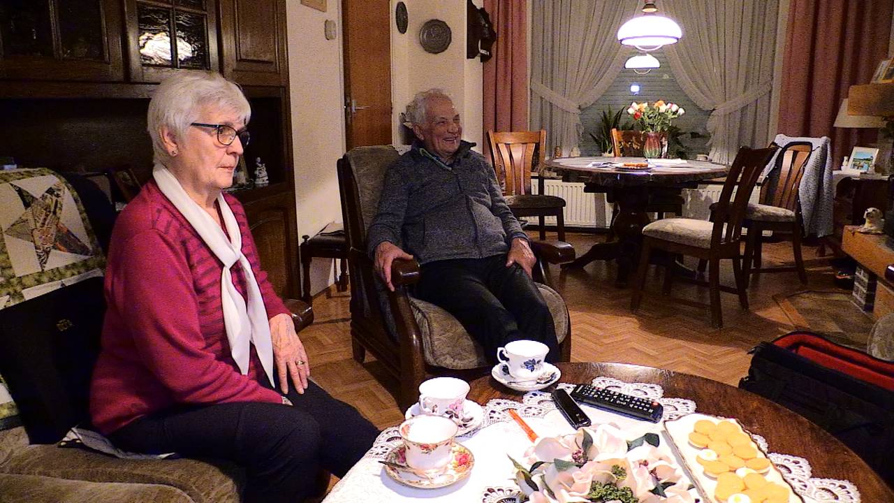 Martien en Liza Brandts kijken samen naar de tv.