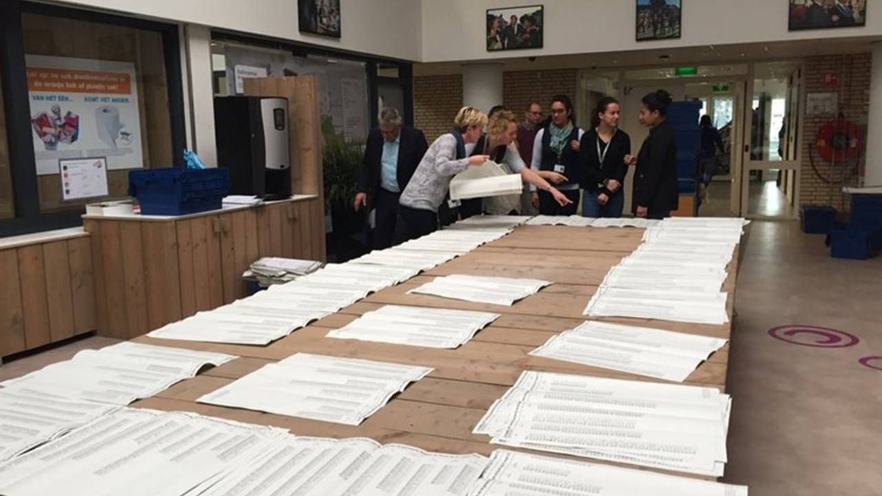 In het stembureau in Lepelstraat is 'vermoedelijk sprake van een strafbaar feit'
