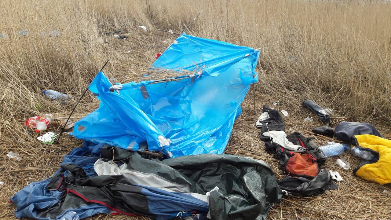 Het tentje dat de vluchtelingen hadden gemaakt. (Foto: Jan Zeeven)