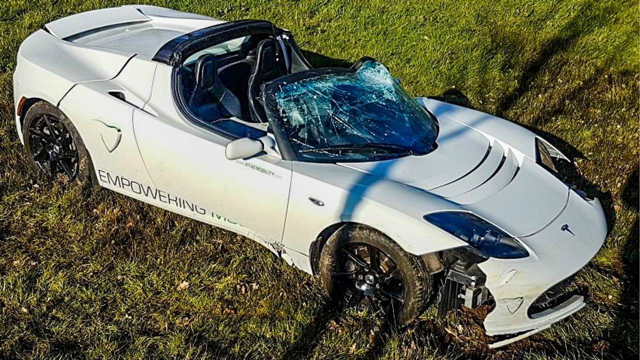 Peperdure Tesla vliegt van de weg en belandt in weiland ...