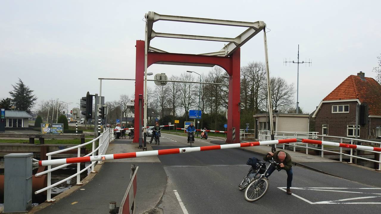 Niet iedere fietser kon het geduld opbrengen om te wachten totdat de storing voorbij was (foto: Danny van Schijndel).