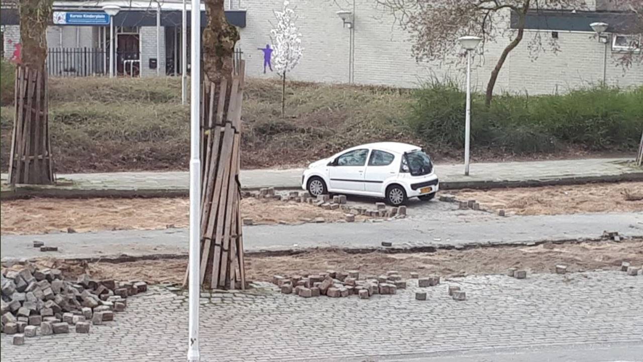 De stratenmakers ontzagen het autootje zo lang mogelijk (foto: Twitter Tjerk Langman)