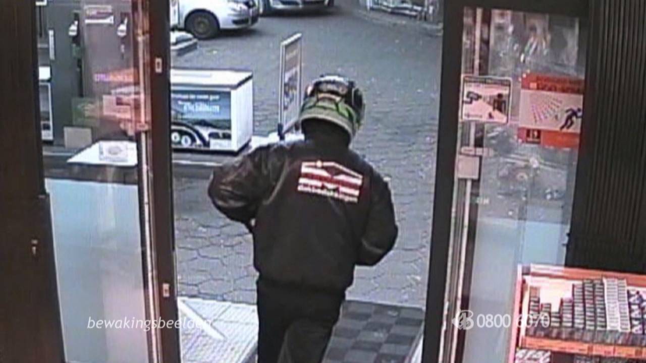 De overvaller met het opvallende logo op zijn jas. (Foto: Bureau Brabant)