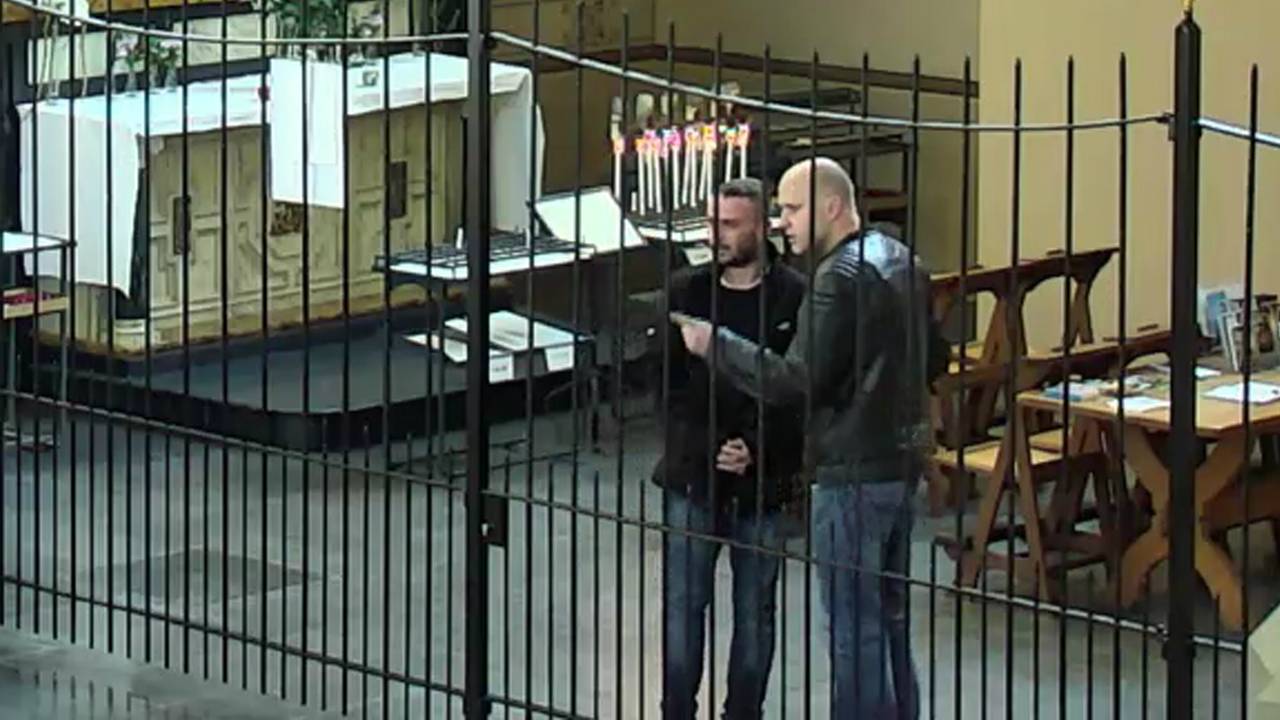 De verdachten verkennen de situatie in de kerk (foto: politie).